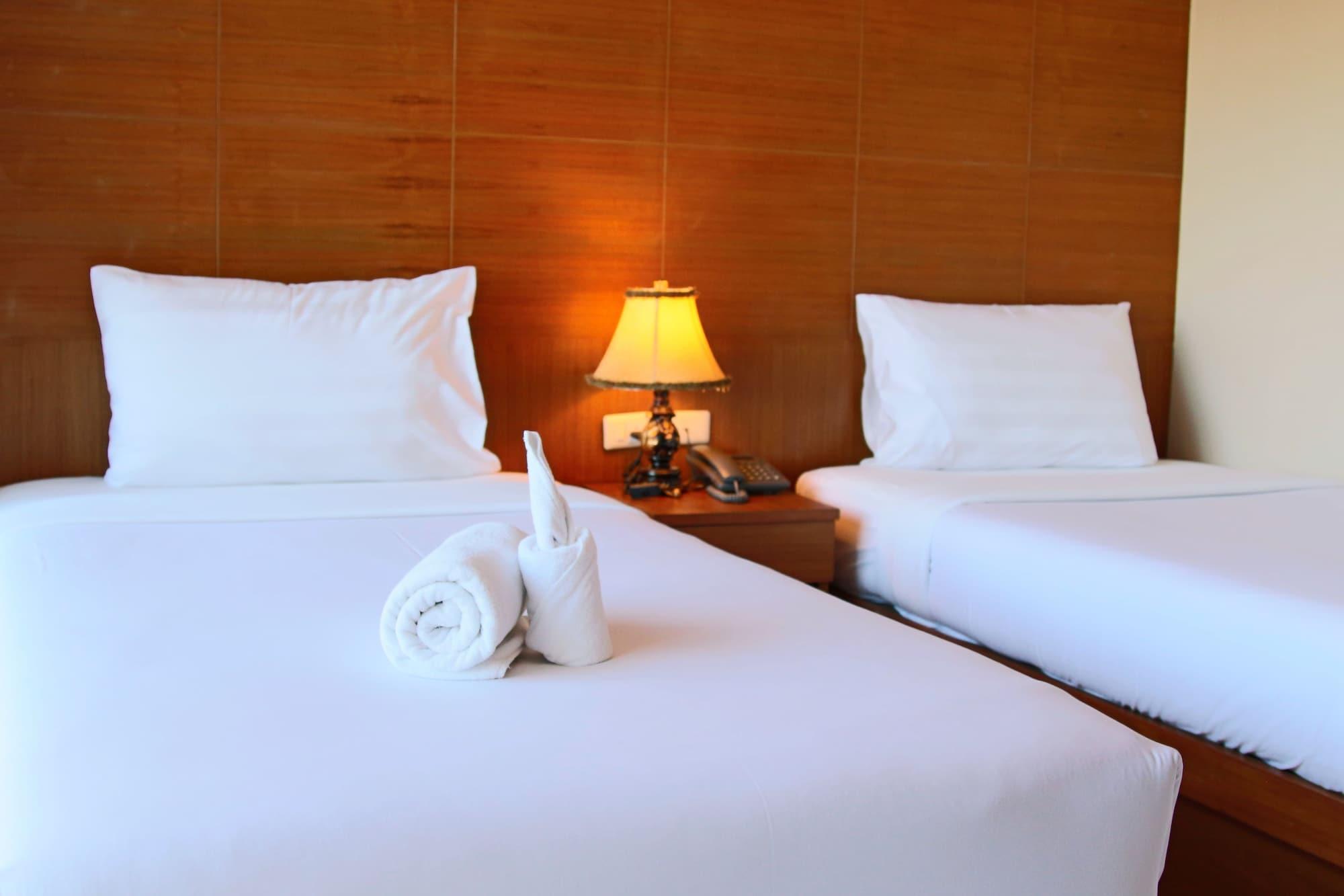 Good Nice Hotel Patong Bagian luar foto