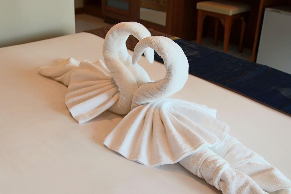 Good Nice Hotel Patong Bagian luar foto