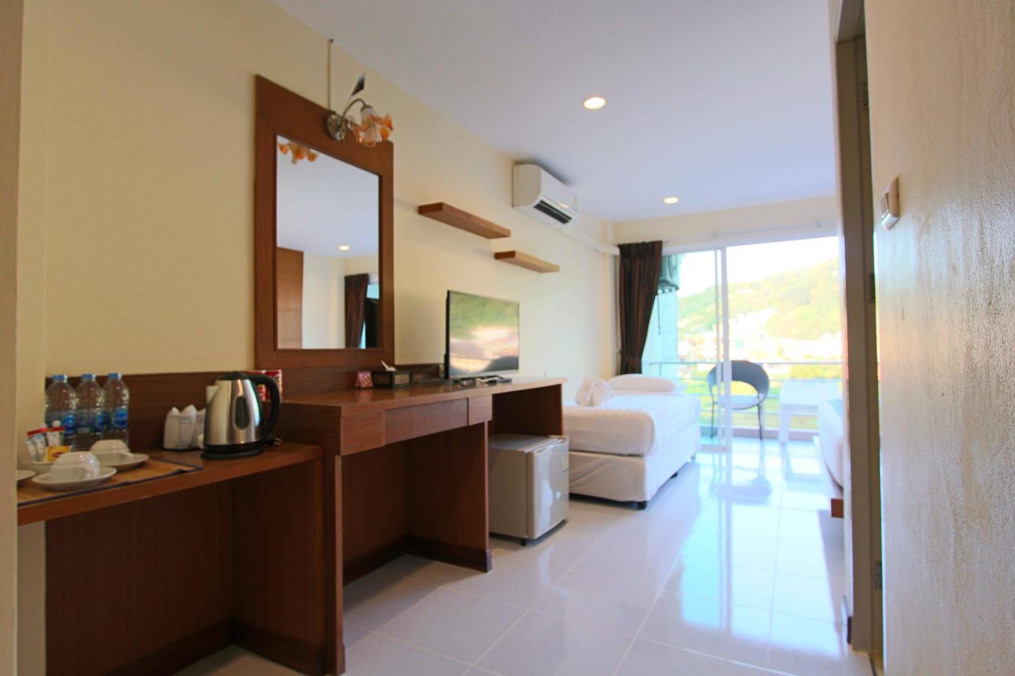 Good Nice Hotel Patong Bagian luar foto