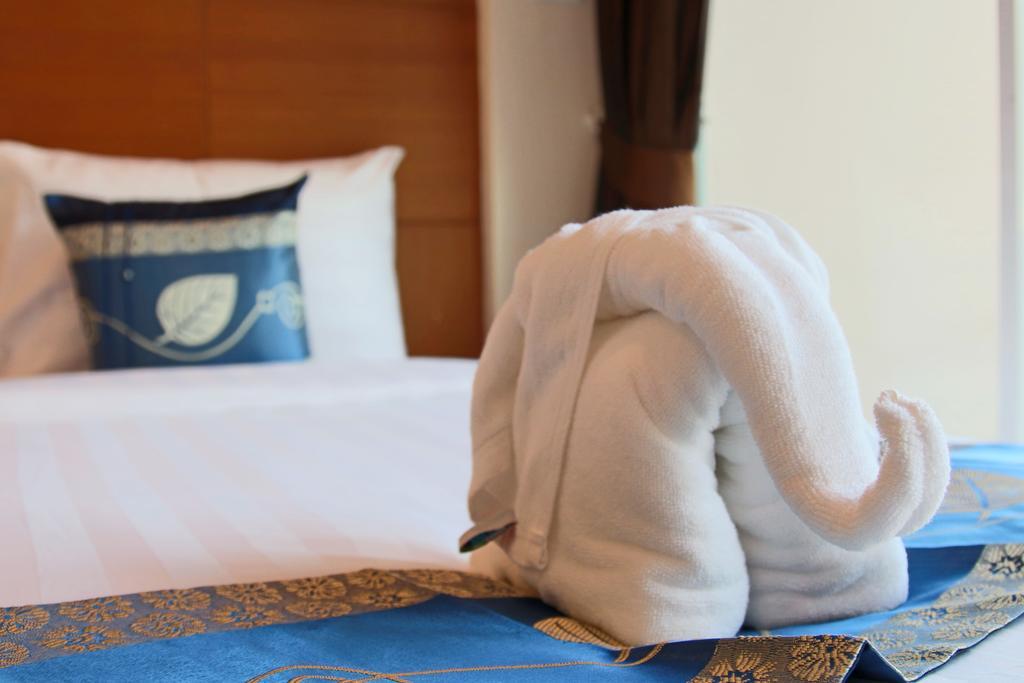 Good Nice Hotel Patong Bagian luar foto
