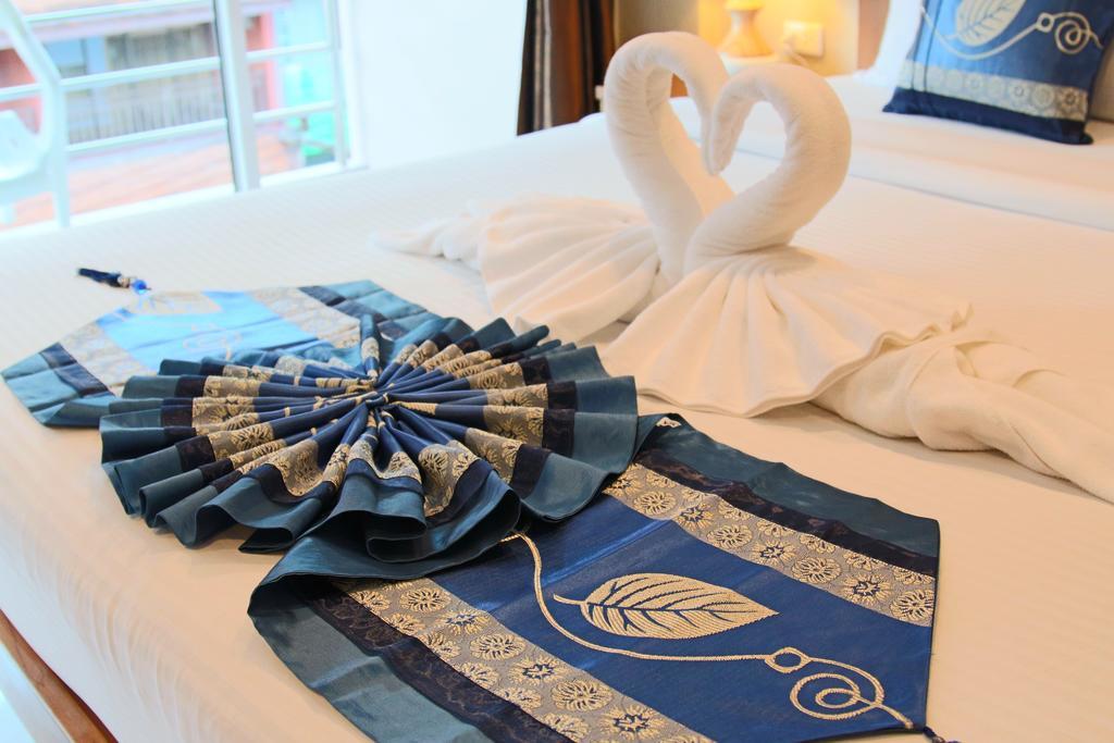 Good Nice Hotel Patong Bagian luar foto