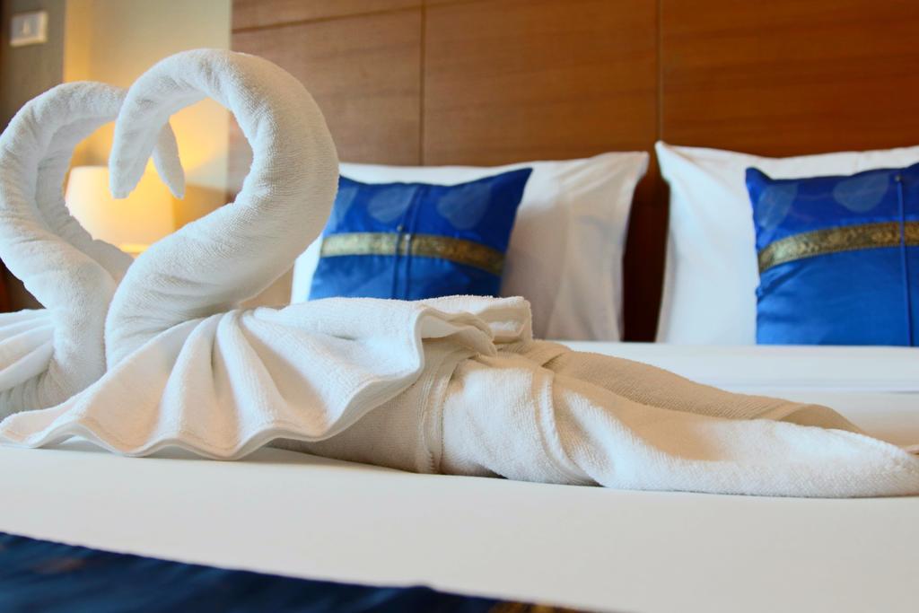 Good Nice Hotel Patong Bagian luar foto